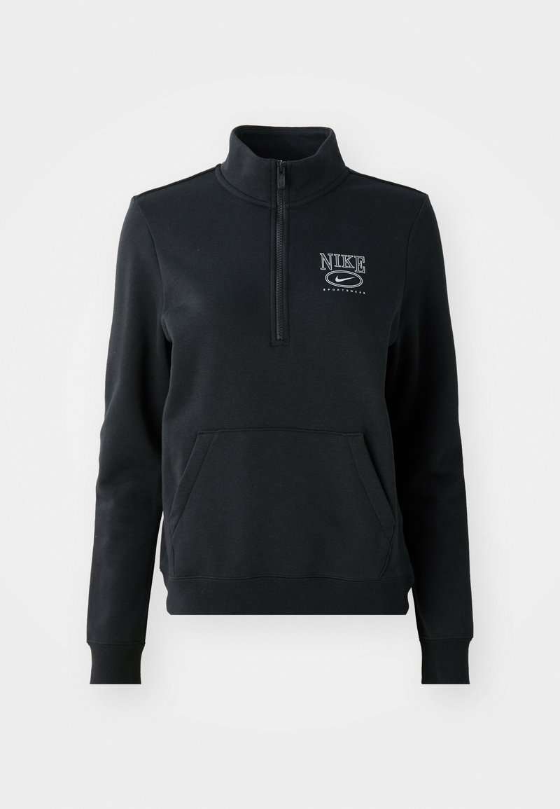 Sudadera negra de Nike con collar de media cremallera, bolsillo frontal y detalles de logo. Fabricada con tela suave y con puños y dobladillo acanalados.