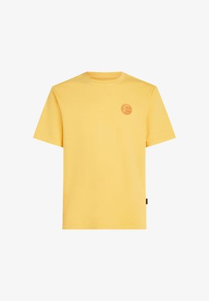 Geel katoenen T-shirt met korte mouwen, ronde halslijn en een klein rond logo op de linkerkant van de borst. Naadloze, gladde textuur.