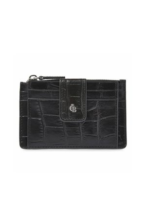 Cartera de cuero negro con patrón de cocodrilo, logo plateado en cierre con broche y bolsillo para monedas con cremallera en la parte superior.