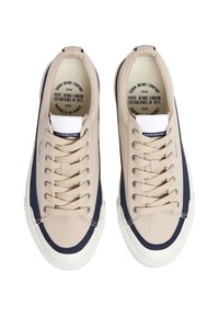 Sneakers in tela beige con accenti blu navy, punta rotonda, cuciture tono su tono e suola in gomma; dotati di lacci piatti e etichetta del marchio sulla linguetta.