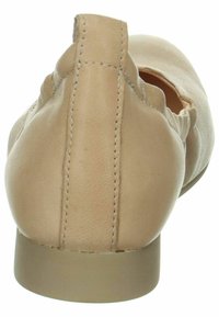 Beige Leder-Ballerinas mit runder Zehenpartie, niedrigem Absatz und genähten Details; die Rückansicht zeigt einen leichten Rüscheneffekt am Absatz und eine glatte Oberfläche.