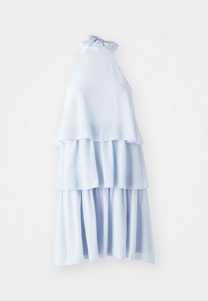 Gaiši zila haltera kleita, kas izgatavota no mīksta auduma, ar trim kārtām, plūstošu siluetu un saistītu kakla detaļu.