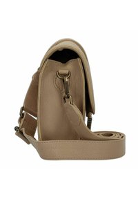 Borsa a tracolla in pelle color tan con parte superiore arrotondata, tracolla regolabile e accessori in tonalità oro. Finitura testurizzata con dettagli di cucitura visibili.