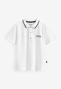 Bílá polo košile s námořnickými akcenty, tříknoflíková léga a vyšívané logo "BAKER by Ted Baker" na levé hrudi. Krátké rukávy.