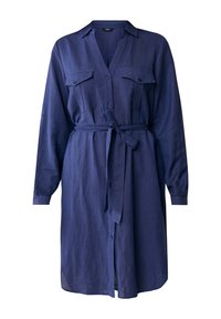 Granatowa sukienka koszulowa z lnu z długimi rękawami, zapięciem na guziki z przodu, dwoma kieszeniami na piersiach i pasującym paskiem z tego samego materiału w talii.
