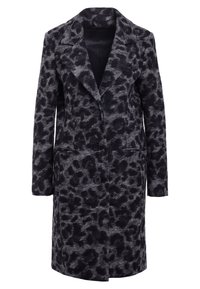 Lange jas in grijs-zwart luipaardprint, gemaakt van gestructureerde stof. Beschikt over een gekarteld kraag, vijf knopen en twee zijzakken.