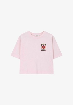 Roze korte mouwen t-shirt gemaakt van katoen. Beschikt over een geborduurd hart-thema patch met het woord "AMOR." Ronde halslijn en een relaxed fit.