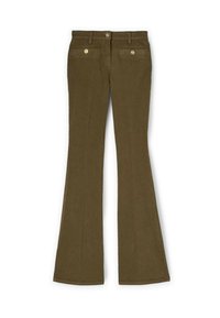 Pantalones acampanados en verde oliva fabricados en una mezcla de algodón, con dos bolsillos traseros y acentos de botones en tono dorado. Textura suave, cinturilla recta.