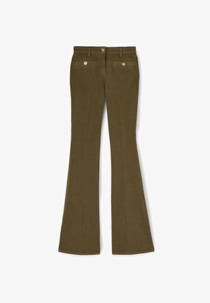 Pantaloni a zampa d'elefante verde oliva realizzati in misto cotone, dotati di due tasche posteriori e dettagli in bottone color oro. Texture liscia, vita dritta.