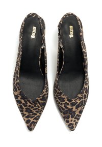 Leopardenmuster Slingback-Absätze mit spitzem Zehenbereich. Hergestellt aus texturiertem Stoff, mit schwarzem Innenfutter und ausgeschnittenen Seiten für Atmungsaktivität.