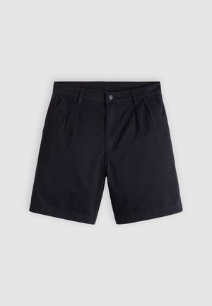 Czarne, dopasowane szorty z plisami z przodu, bocznymi kieszeniami, szlufkami na pasek i zapięciem na guzik, prezentowane na jednolitym jasnym tle.