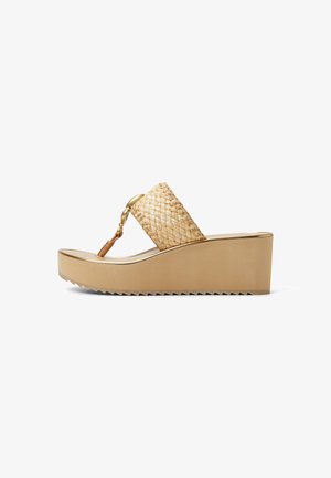 Geweven rieten wedge-sandalen met een tan platform. Voorzien van een gestructureerde band en een decoratieve hardwareaccent bij de teen. Schuin zijaanzicht.