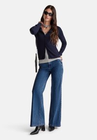 United Colors of Benetton WIDE FIT - Flared Jeans - blue
