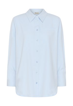 Cămașă cu mânecă lungă, albastru deschis, cu nasturi, guler ascuțit și buzunar simplu pe piept, prezentată pe un fundal alb.