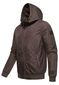 Barna kapucnis dzseki cipzárral, oldalsó zsebbel és rugalmas mandzsettákkal. Simább, könnyű anyagból készült. Az elején logó található.