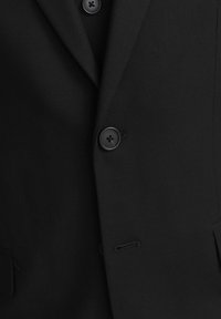 Zwarte blazer met een gladde textuur, gestructureerde schouders en een enkele knoopsluiting met contrasterende zwarte knopen en slanke revers.