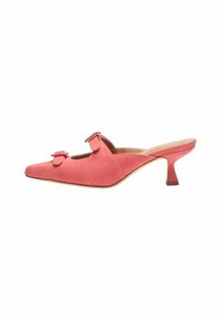 Roze suède open-toe slingback schoen met een puntige neus, twee kleine strikjes aan de voorkant en een slanke schuin aflopende hak. Gladde textuur.