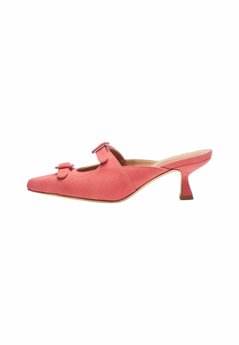 Roze suède open-toe slingback schoen met een puntige neus, twee kleine strikjes aan de voorkant en een slanke schuin aflopende hak. Gladde textuur.
