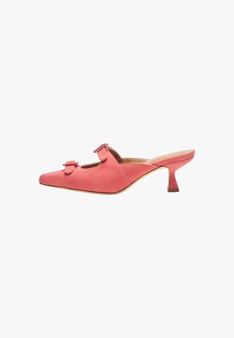 Roze suède open-toe slingback schoen met een puntige neus, twee kleine strikjes aan de voorkant en een slanke schuin aflopende hak. Gladde textuur.