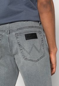 Wrangler TEXAS - Calções de ganga - golden grey