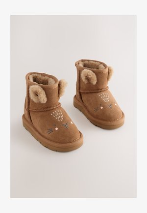 Bottines en suédine marron avec doublure en fourrure douce, dotées d'oreilles d'ours, de détails brodés sur le visage et d'une semelle en caoutchouc antidérapante.