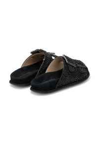 Chaussons noirs à enfiler avec une tige en daim ornée de détails métalliques, design à bout ouvert et semelle rembourrée pour le confort.