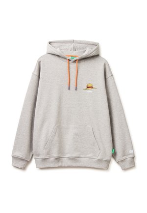 Sudadera con capucha gris claro con cordones naranjas, bolsillo delantero y pequeño sombrero de paja bordado con el texto "Luffy" en el lado izquierdo del pecho.