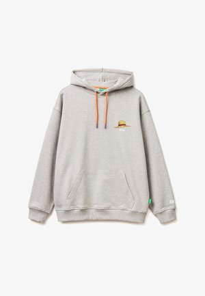 Jasnoszara bluza z kapturem z pomarańczowymi sznurkami, przednią kieszenią i małym haftowanym słomkowym kapeluszem z napisem "Luffy" po lewej stronie klatki piersiowej.