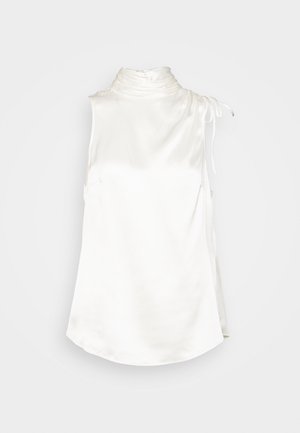 Ærmeløs hvid satinbluse med høj rynket krave og en lille bundet sløjfedetalje på den ene skulder.