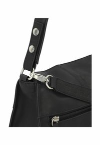 Zwarte leren tas met een gladde textuur, voorzien van een afneembare schouderband, zilverkleurige hardware en een ritsvak aan de zijkant.