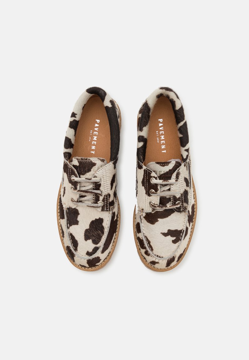Schuhe im Kuhfleckenmuster mit strukturiertem Finish, mit Schnürdesign, braunen Akzenten und einer hellen Sohle. Markenname innen sichtbar.
