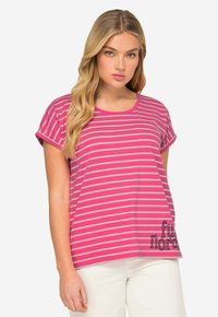 Camiseta de manga corta a rayas rosa y gris con cuello redondo y detalle de texto "fun north" en la esquina inferior derecha. Textura de tela suave.