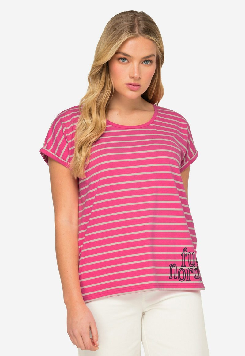 Camiseta de manga corta a rayas rosa y gris con cuello redondo y detalle de texto "fun north" en la esquina inferior derecha. Textura de tela suave.