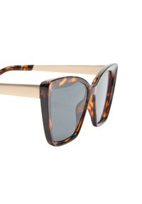 Brązowe okulary przeciwsłoneczne w kratkę z kanciastymi oprawkami i szarymi soczewkami. Złote zauszniki dodają kontrastu do całego projektu.
