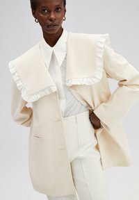 Touché Privé RUFFLED WIDE COLLAR - Rövid kabát - cream