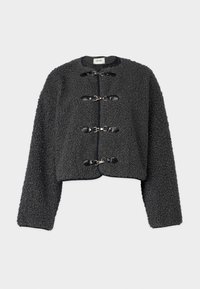 Veste grise courte en tissu texturé, avec des accents en simili cuir noir et cinq fermetures décoratives sur le devant.