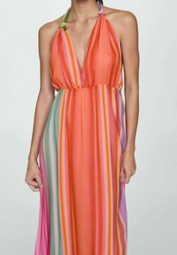 Robe maxi à col halter, fabriquée en tissu léger. Avec des rayures verticales dans des teintes orange, rose, violet et vert. Design fluide.