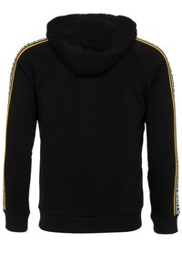 Schwarzer Hoodie mit Kängurutasche, verziert mit gelb-weißen Streifen entlang der Ärmel und einer Kordelzugkapuze.