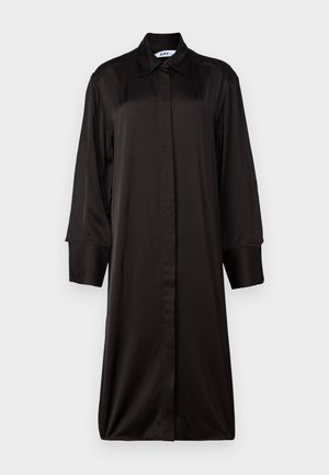 Schwarzes, langärmliges Kleid mit Kragen, aus glattem Stoff gefertigt. Es hat eine gerade Silhouette und eine durchgehende Knopfleiste.