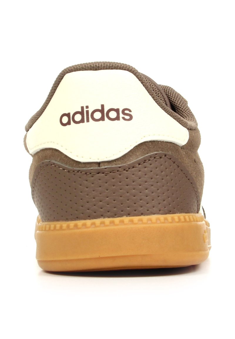 Braune Leder-Sneaker mit weißem Fersenbereich, auf dem das "adidas"-Logo prangt. Strukturiertes Obermaterial und Gummisohle. Minimalistisches Design mit runder Form.