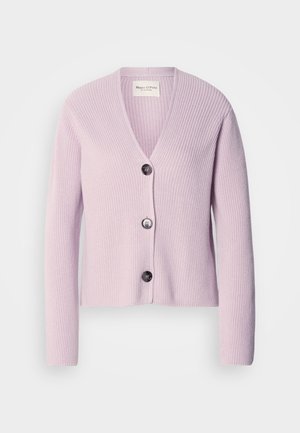 Cardigan a coste lilla con scollatura a V profonda e tre bottoni scuri sul davanti. Maniche lunghe e vestibilità cropped.