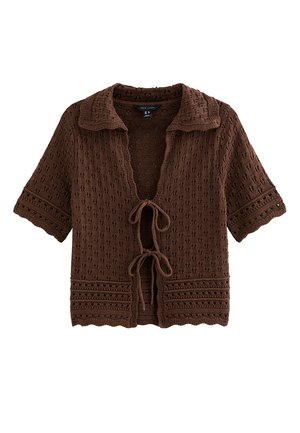 Cardigan court marron en tricot à manches courtes avec devant ouvert, deux fermetures à nouer, motif texturé et large col.