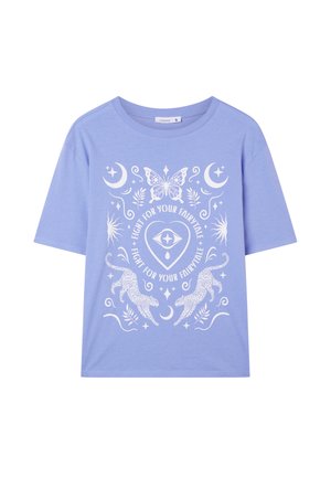 T-shirt di cotone viola chiaro con una vestibilità comoda. Presenta grafiche bianche di una farfalla, lune e due leopardi. Maniche corte.