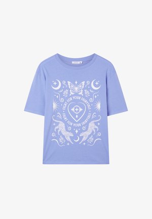 T-shirt di cotone viola chiaro con una vestibilità comoda. Presenta grafiche bianche di una farfalla, lune e due leopardi. Maniche corte.