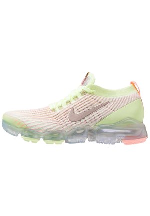 Lichtgroene en roze Nike hardloopschoen met gebreide bovenkant, doorzichtige gedempte zool en Nike-swoosh aan de zijkant, gezien vanaf de buitenkant.