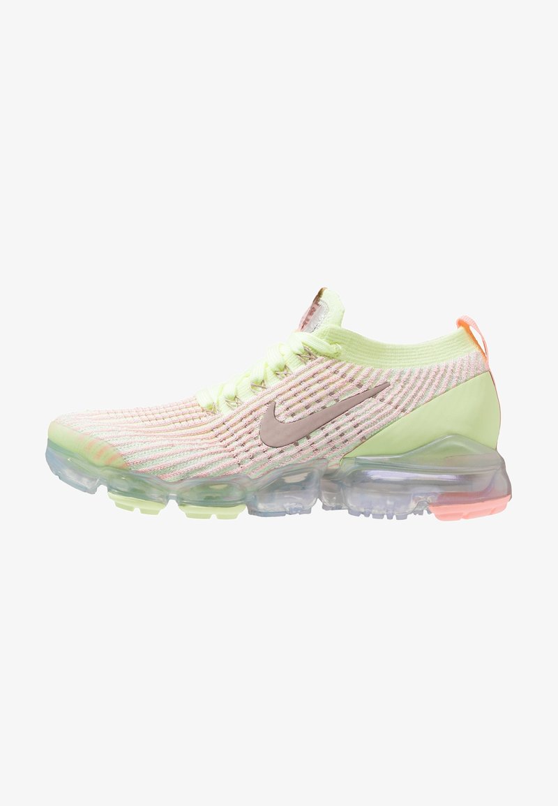 Chaussure de course Nike vert clair et rose avec tige en maille, semelle transparente amortie et logo Nike sur le côté, vue de l’extérieur.