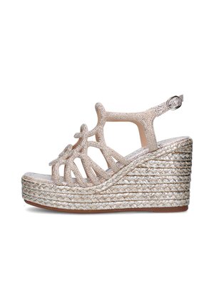 Sandalo beige con zeppa e suola platform in corda intrecciata, punta aperta, design dettagliato dei cinturini e fibbia regolabile alla caviglia.