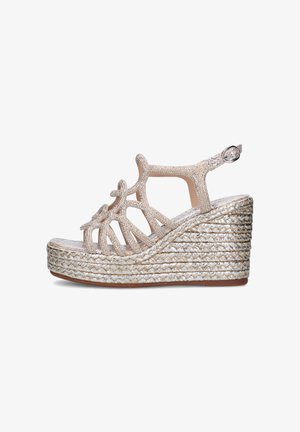 Sandalo beige con zeppa e suola platform in corda intrecciata, punta aperta, design dettagliato dei cinturini e fibbia regolabile alla caviglia.