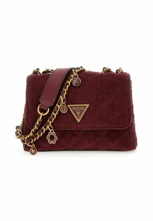 Sac à main en velours côtelé bordeaux avec une bandoulière en chaîne à ton doré, des accessoires en métal et des pendentifs décoratifs. Il se ferme avec un rabat et présente une surface texturée.