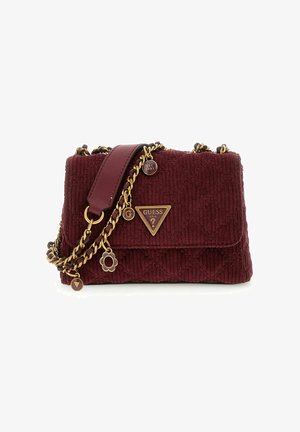 Sac à main en velours côtelé bordeaux avec une bandoulière en chaîne à ton doré, des accessoires en métal et des pendentifs décoratifs. Il se ferme avec un rabat et présente une surface texturée.